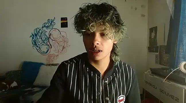 Snapshot of fenixmfx19 chatting on December 26, 3:10 pm fenixmfx19 online show from December 26, 3:10 pm