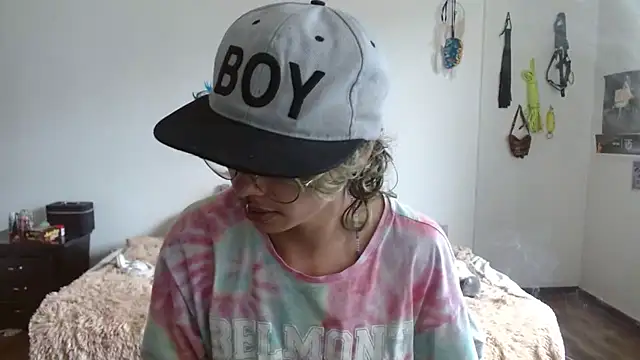 Snapshot of fenixmfx19 chatting on February 21, 6:04 pm fenixmfx19 online show from February 21, 6:04 pm