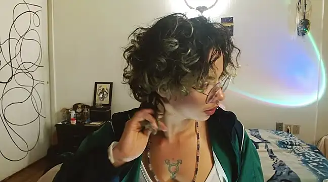 Snapshot of fenixmfx19 chatting on March 11, 10:09 pm fenixmfx19 online show from March 11, 10:09 pm