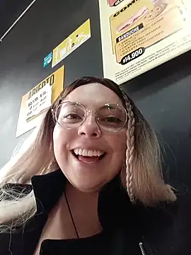 madelaine- online show from May 4, 6:59 pm