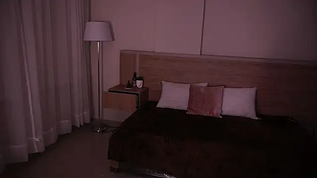 Snapshot of AliceShazaham_ chatting on February 16, 9:04 am AliceShazaham online show from February 16, 9:04 am