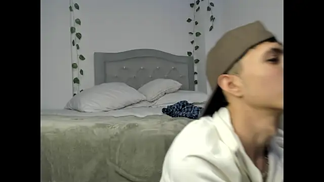 Snapshot of Justyn_Ross chatting on February 3, 11:10 pm Justyn Ross online show from February 3, 11:10 pm