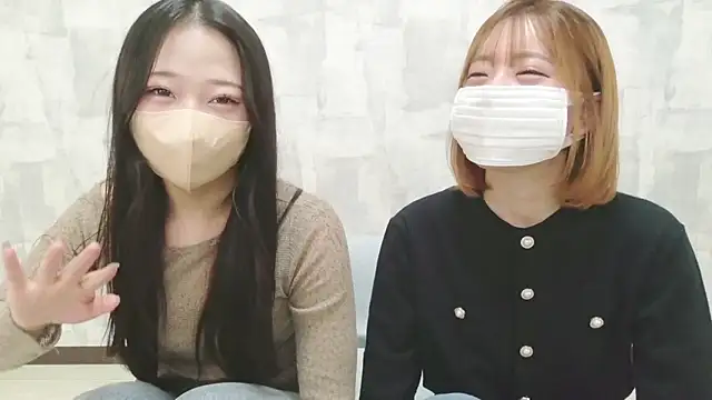 LOVE MOMO LOVE online show from May 20, 12:00 pm