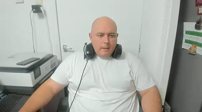 Snapshot of BigromeoXX chatting on December 10, 7:11 pm BigromeoXX online show from December 10, 7:11 pm