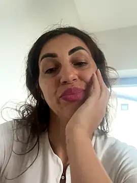 EmaSkyes online show from October 6, 7:50 am