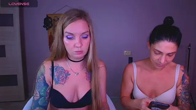 Carrie Moonshine online show from November 3, 7:37 pm