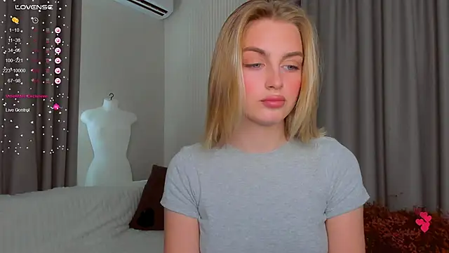 Snapshot of pretty_girlnextdoor chatting on September 13, 9:53 am pretty girlnextdoor online show from September 13, 9:53 am