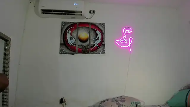 Snapshot of violet_evanz chatting on December 28, 1:39 am violet evanz online show from December 28, 1:39 am