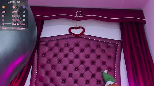 Snapshot of Maddissonlove chatting on December 15, 12:53 pm Maddissonlove online show from December 15, 12:53 pm