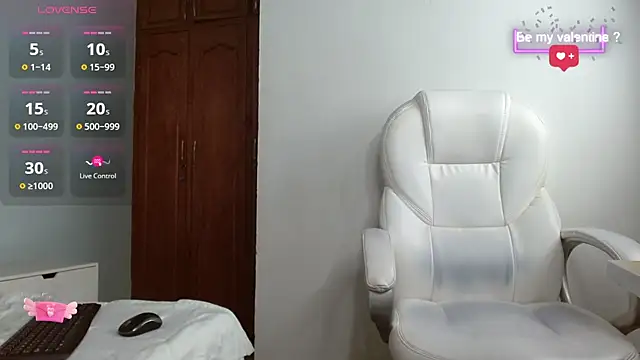Snapshot of cintia_hills chatting on March 4, 4:17 am cintia hills online show from March 4, 4:17 am