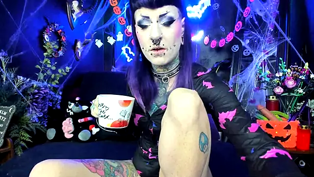 Snapshot of Purple_Coffin666 chatting on October 11, 9:30 am Purple Coffin666 online show from October 11, 9:30 am