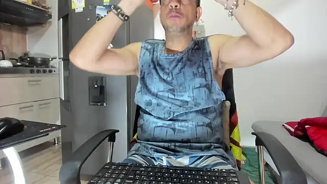 latinmartin73 online show from January 6, 8:28 pm