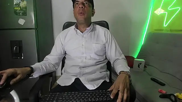 latinmartin73 online show from January 14, 12:22 am