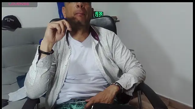 latinmartin73 online show from March 26, 12:39 am