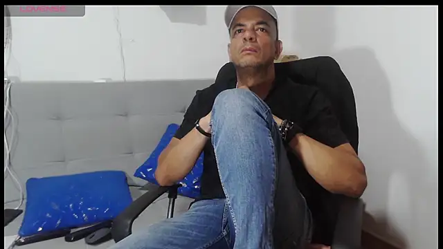 latinmartin73 online show from May 17, 3:26 am