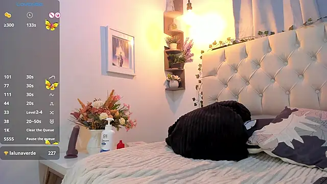 savagequeenbee7 online show from January 1, 7:43 pm