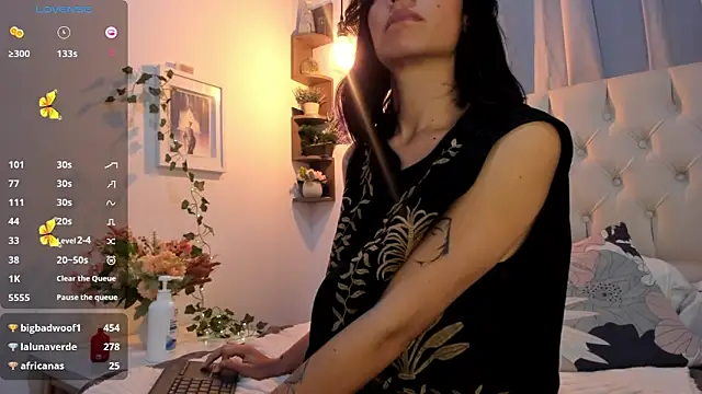 savagequeenbee7 online show from January 11, 9:04 pm