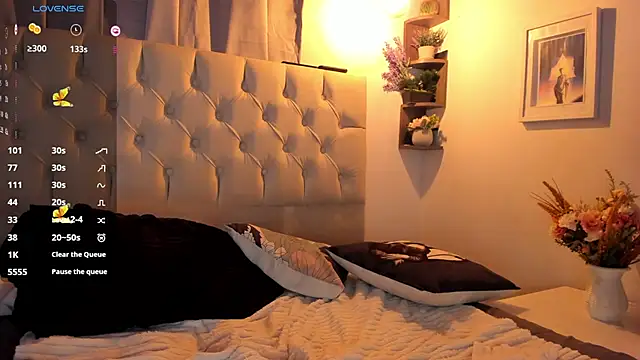 savagequeenbee7 online show from January 16, 5:44 pm