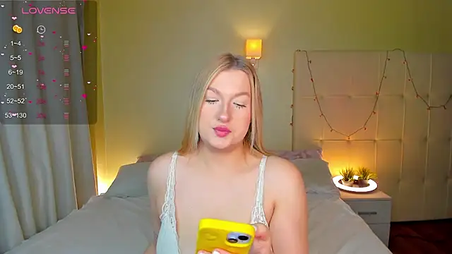 Emma  Leee online show from December 7, 1:03 am