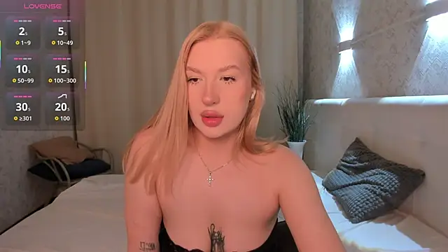 Emma  Leee online show from February 24, 1:03 am