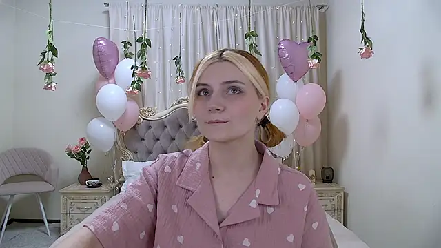 Snapshot of KellyStone chatting on February 18, 5:31 pm KellyStone online show from February 18, 5:31 pm