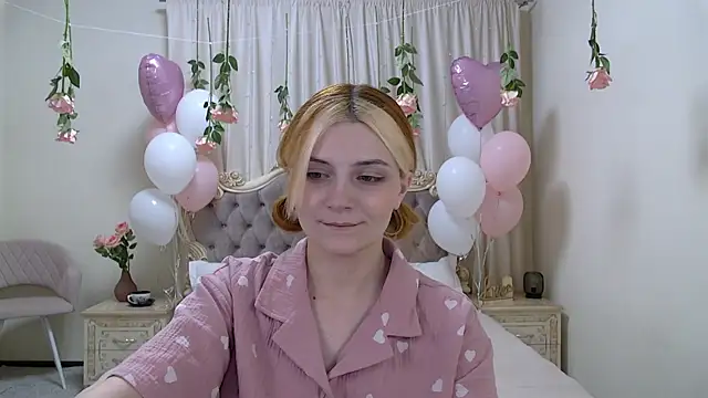 Snapshot of KellyStone chatting on February 18, 8:36 pm KellyStone online show from February 18, 8:36 pm