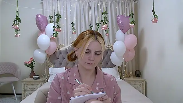 Snapshot of KellyStone chatting on February 19, 2:44 am KellyStone online show from February 19, 2:44 am