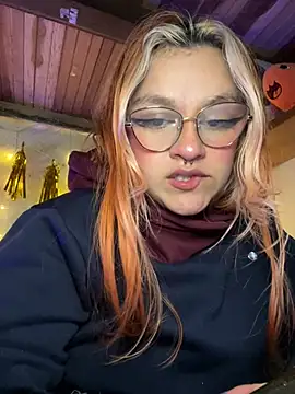 Snapshot of SophiaWeestt99 chatting on April 11, 4:17 am SophiaWeestt99 online show from April 11, 4:17 am
