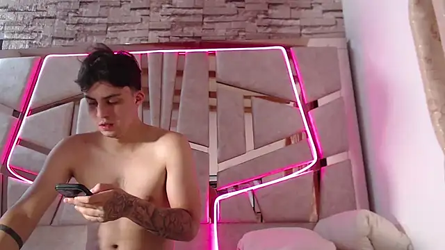 mia and austin online show from February 1, 2:37 am