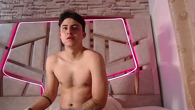 mia and austin online show from February 6, 2:22 am