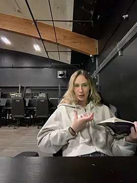 Snapshot of M1ssyk1ssy chatting on March 22, 6:22 pm M1ssyk1ssy online show from March 22, 6:22 pm