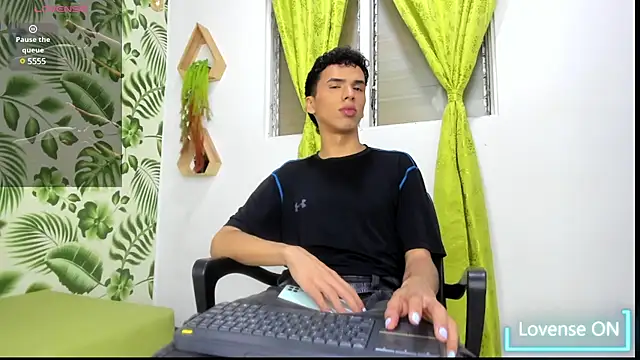 SEANTROYY online show from February 12, 4:01 am
