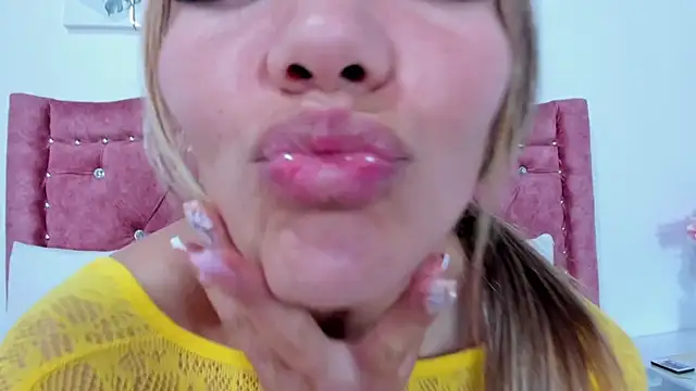 Mia Malkovaa  online show from January 11, 1:22 pm