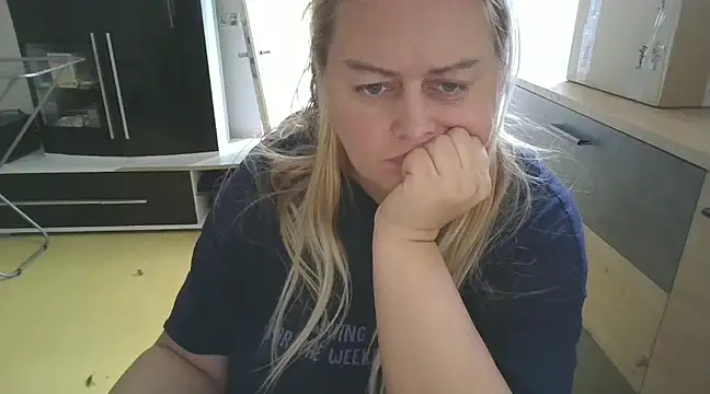 Snapshot of Meliss_Official9 chatting on February 16, 12:54 pm Meliss Official9 online show from February 16, 12:54 pm