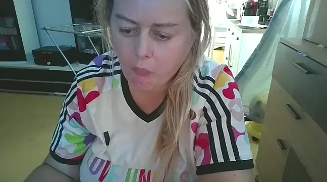 Snapshot of Meliss_Official9 chatting on February 19, 3:27 pm Meliss Official9 online show from February 19, 3:27 pm