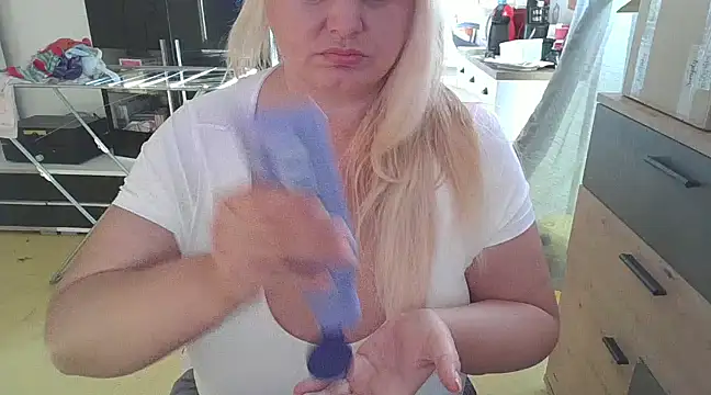 Snapshot of Meliss_Official9 chatting on February 20, 7:23 am Meliss Official9 online show from February 20, 7:23 am