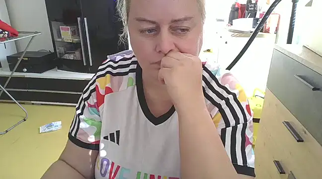 Snapshot of Meliss_Official9 chatting on February 20, 1:19 pm Meliss Official9 online show from February 20, 1:19 pm