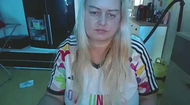 Snapshot of Meliss_Official9 chatting on February 20, 4:25 pm Meliss Official9 online show from February 20, 4:25 pm