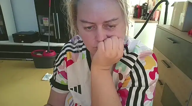 Snapshot of Meliss_Official9 chatting on February 21, 1:55 pm Meliss Official9 online show from February 21, 1:55 pm