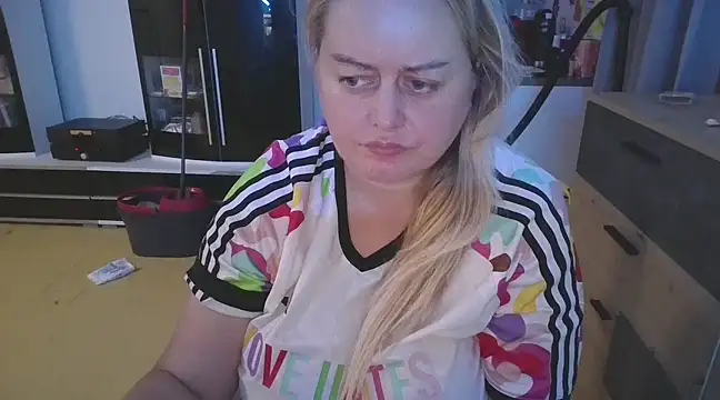 Snapshot of Meliss_Official9 chatting on February 21, 6:48 pm Meliss Official9 online show from February 21, 6:48 pm