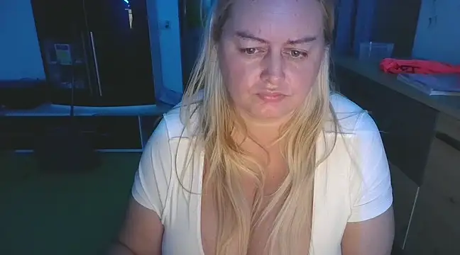 Snapshot of Meliss_Official9 chatting on February 22, 8:42 pm Meliss Official9 online show from February 22, 8:42 pm