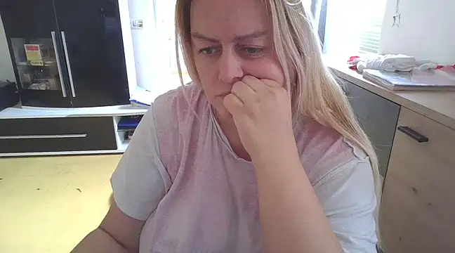 Snapshot of Meliss_Official9 chatting on February 23, 9:00 am Meliss Official9 online show from February 23, 9:00 am