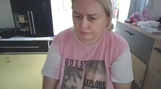 Snapshot of Meliss_Official9 chatting on February 23, 12:05 pm Meliss Official9 online show from February 23, 12:05 pm