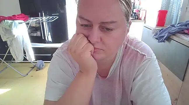 Snapshot of Meliss_Official9 chatting on February 24, 7:55 am Meliss Official9 online show from February 24, 7:55 am