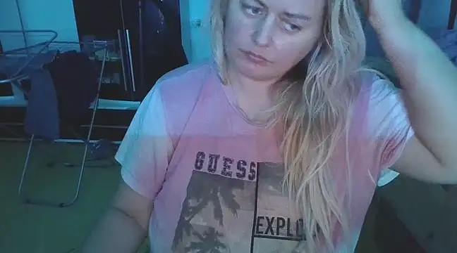 Snapshot of Meliss_Official9 chatting on February 24, 8:03 pm Meliss Official9 online show from February 24, 8:03 pm