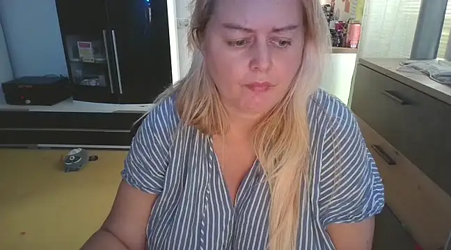 Snapshot of Meliss_Official9 chatting on February 25, 1:50 pm Meliss Official9 online show from February 25, 1:50 pm