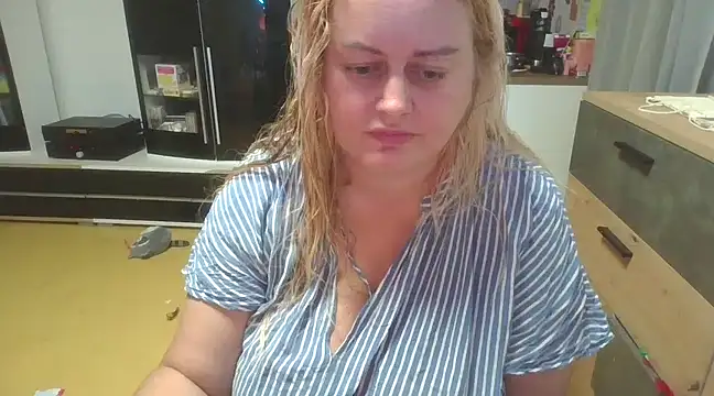 Snapshot of Meliss_Official9 chatting on February 25, 7:14 pm Meliss Official9 online show from February 25, 7:14 pm