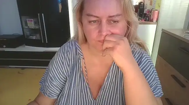 Snapshot of Meliss_Official9 chatting on February 26, 11:52 am Meliss Official9 online show from February 26, 11:52 am