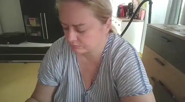 Snapshot of Meliss_Official9 chatting on February 27, 7:55 am Meliss Official9 online show from February 27, 7:55 am