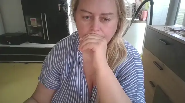 Snapshot of Meliss_Official9 chatting on February 27, 2:43 pm Meliss Official9 online show from February 27, 2:43 pm